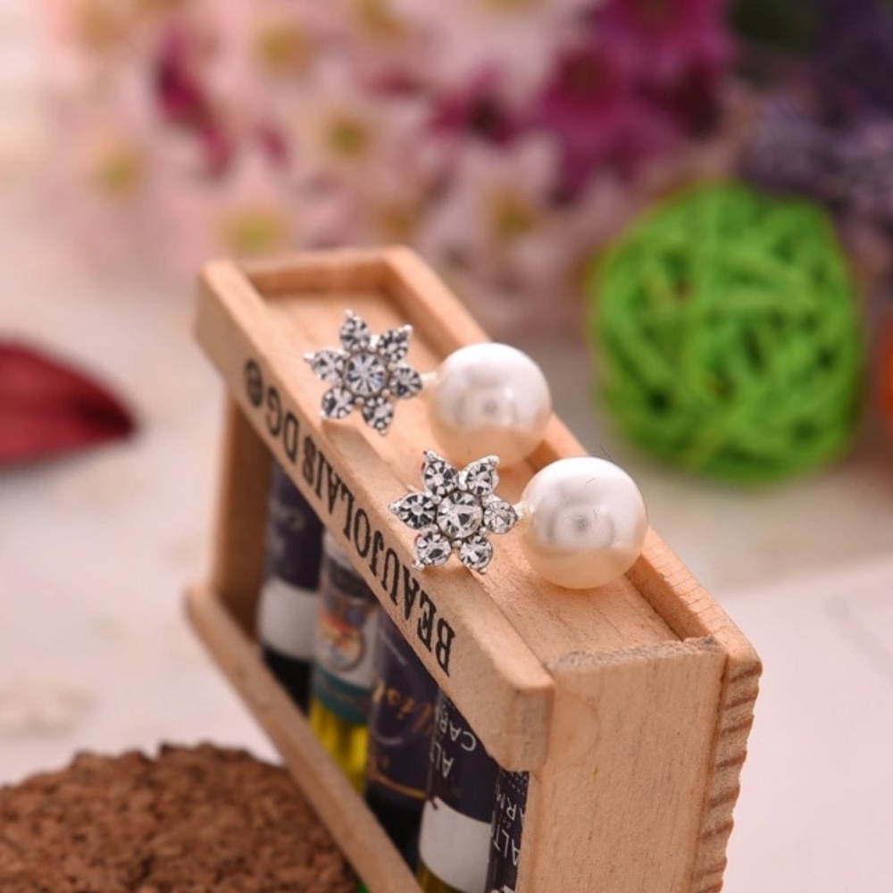 NEW!💙💎SNOWFLAKE❄️FLOWER PEARL CRYSTAL STUDS!💎💙 - Picture 3 of 4